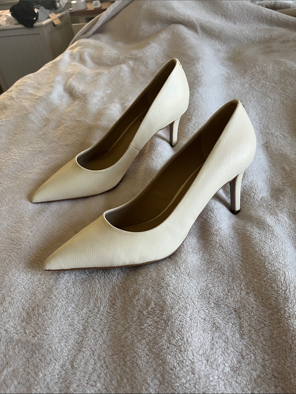 Sam Edelman  Pointed-Toe Women's Pumps in Ivory